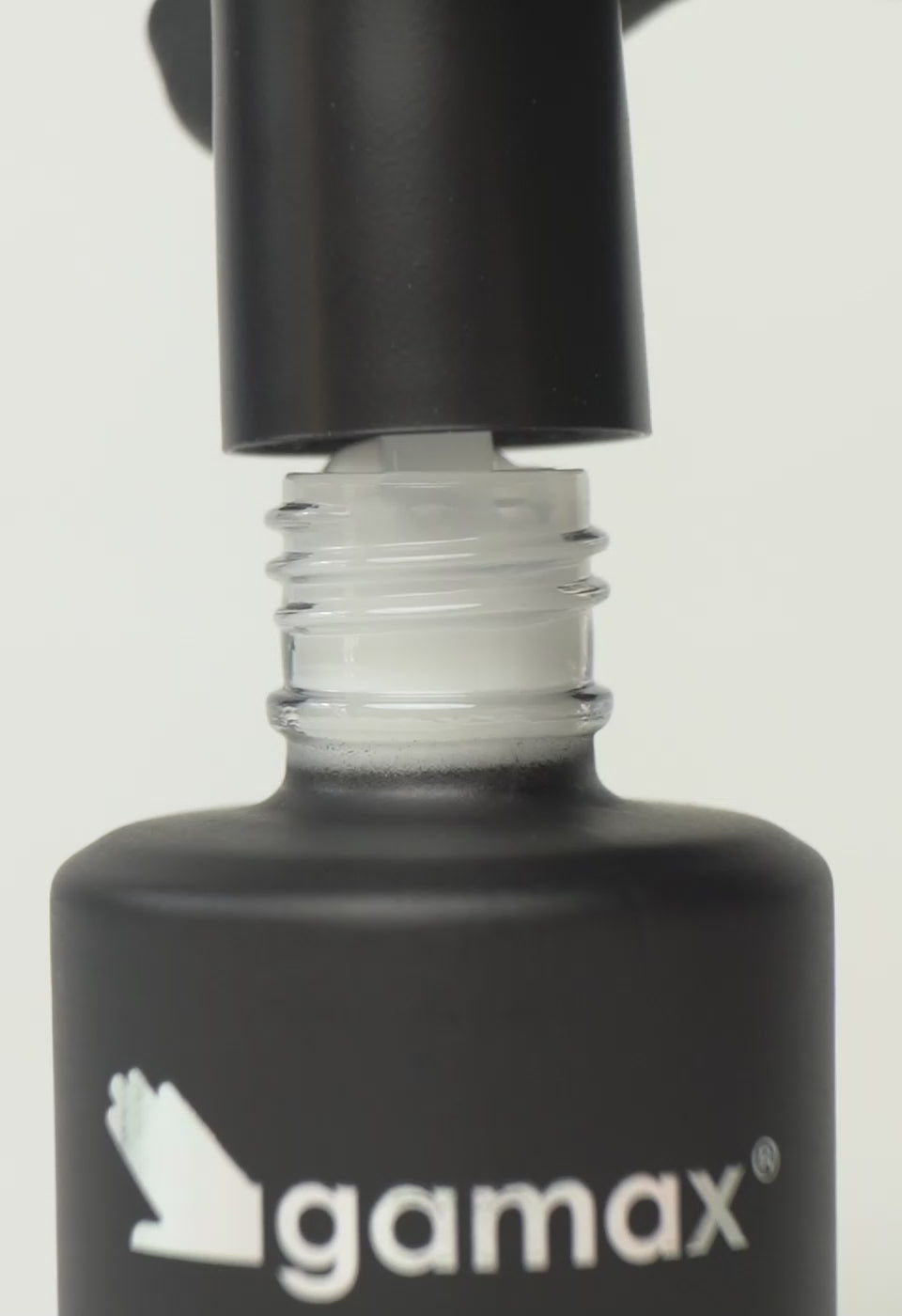 Si succedono diversi frame che mostrano il flacone nero contenente l'acrygel liquido bianco latte di Gamax, la texture dello smalto e infine un'unghia su cui viene applicato il prodotto