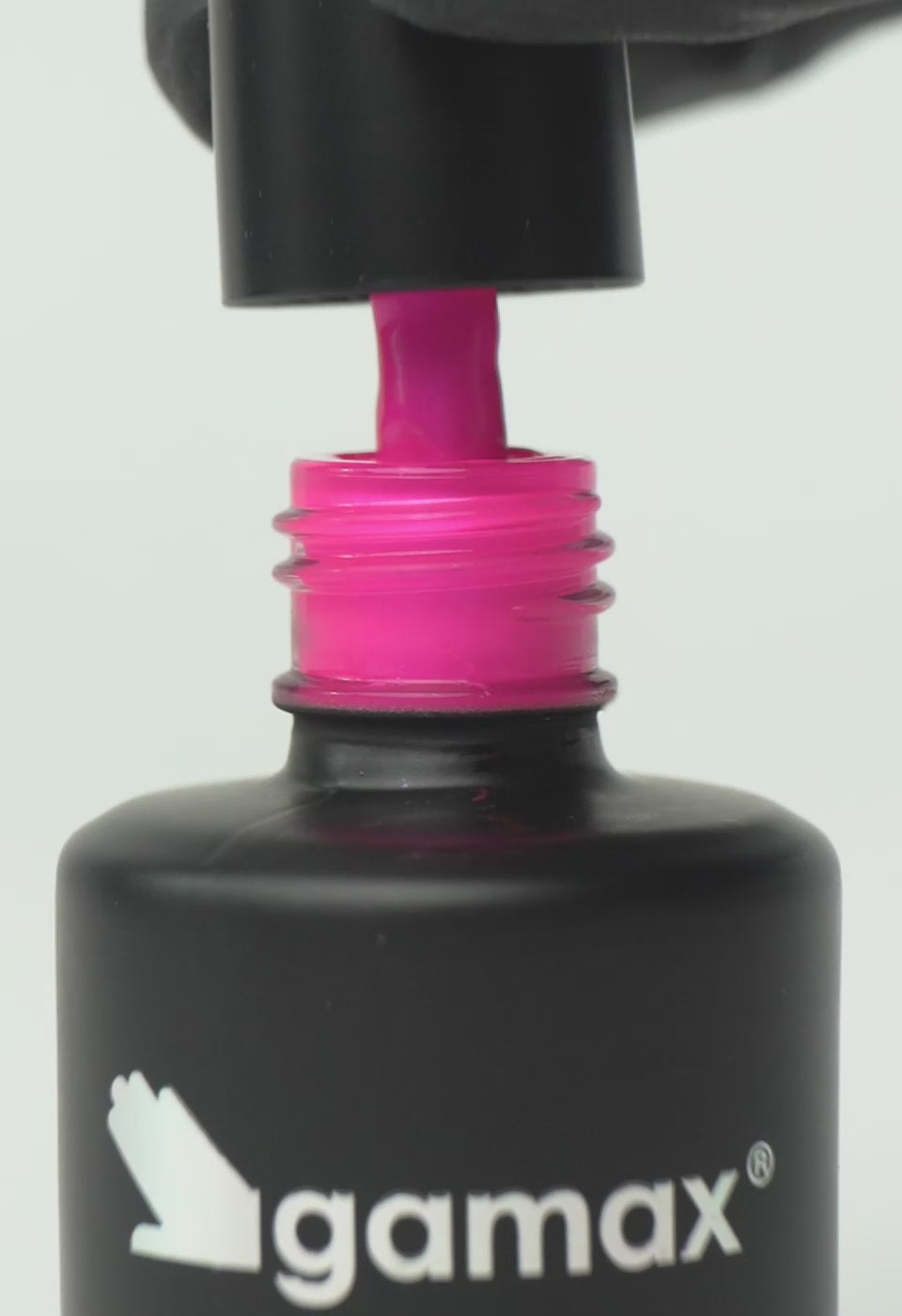 video che mostra dettaglio ravvicinato di texture, pennello e applicazione smalto semipermanente colore fucsia