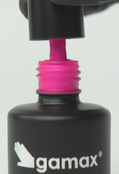 video che mostra dettaglio ravvicinato di texture, pennello e applicazione smalto semipermanente colore fucsia