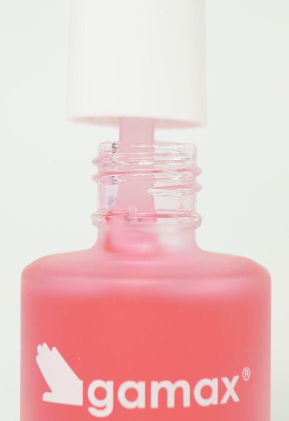 Breve video che mostra flacone, texture e applicazione dello smalto effetto gloss rosso trasparente