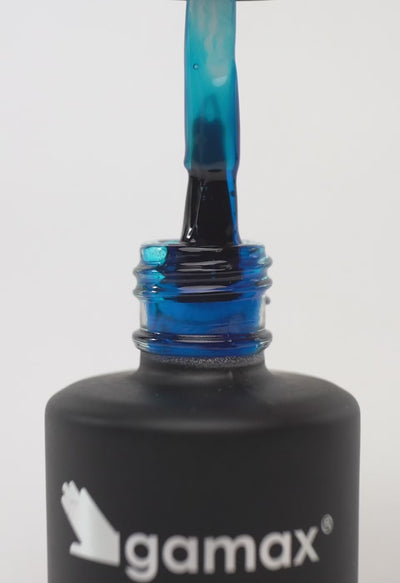 Video dimostrativo dello smalto semipermanente "Money" (15 ml) in una vibrante tonalità verde smeraldo. Il filmato mostra il pennello che preleva il colore dal flacone evidenziandone la texture corposa, la stesura fluida sull'unghia e il risultato finale ultra-coprente e lucido.