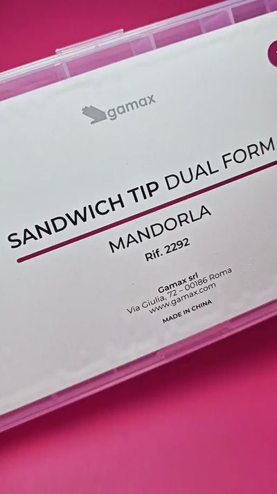 Il video è un tutorial tecnico che mostra l'utilizzo dei Sandwich Tip Dual Form (modello Mandorla) di Gamax per la ricostruzione unghie professionale. Il video segue l'intero processo, dall'applicazione della tip alla decorazione finale in rilievo.