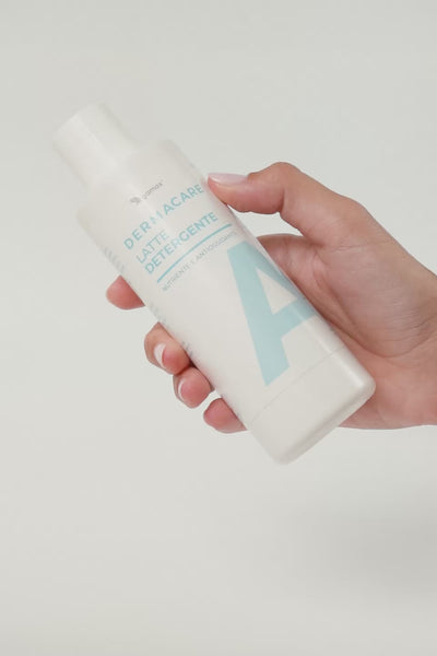 video che mostra la texture del latte detergente applicato su una mano