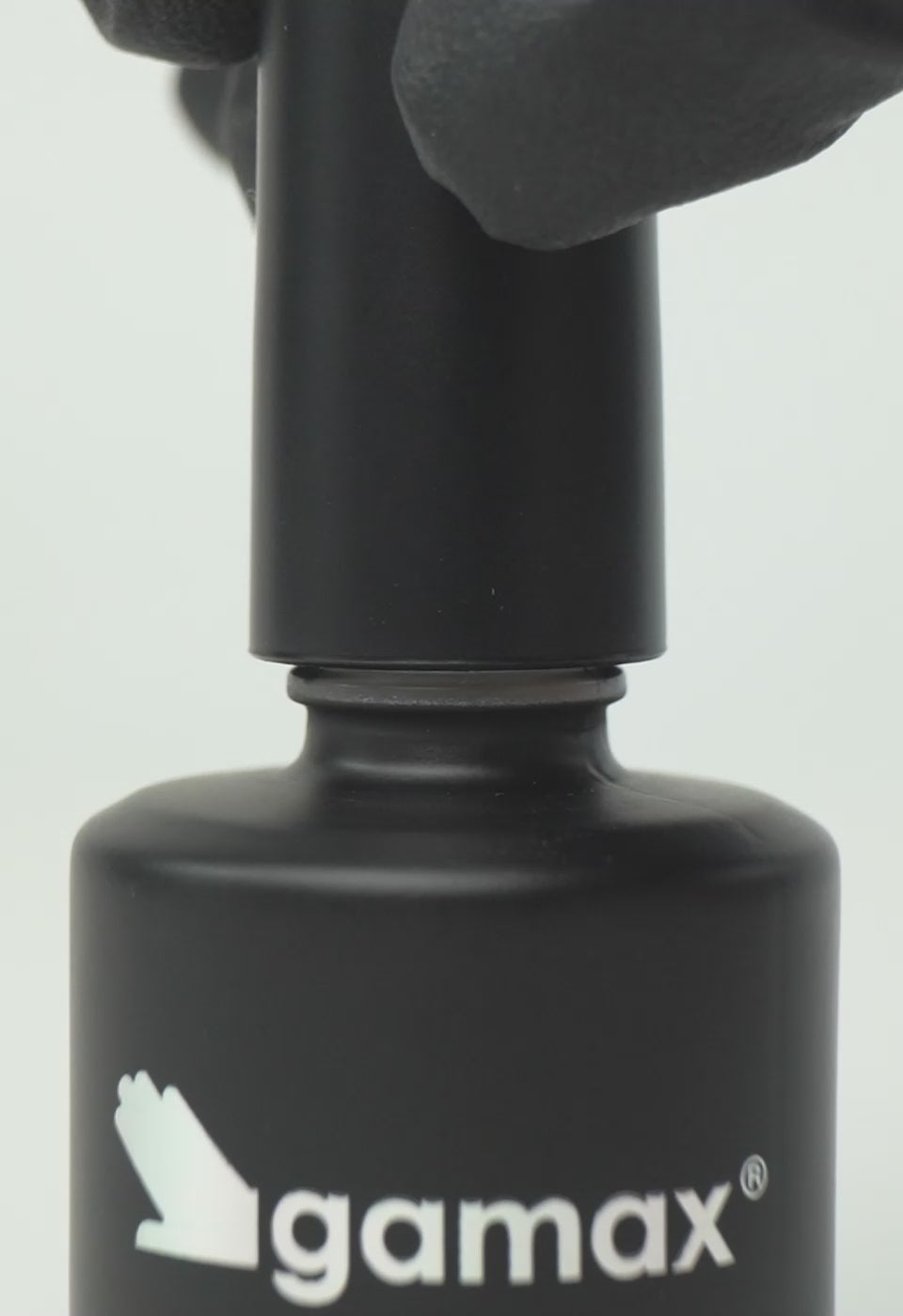 video che mostra dettaglio ravvicinato di texture, pennello e applicazione smalto semipermanente colore celeste iridescente