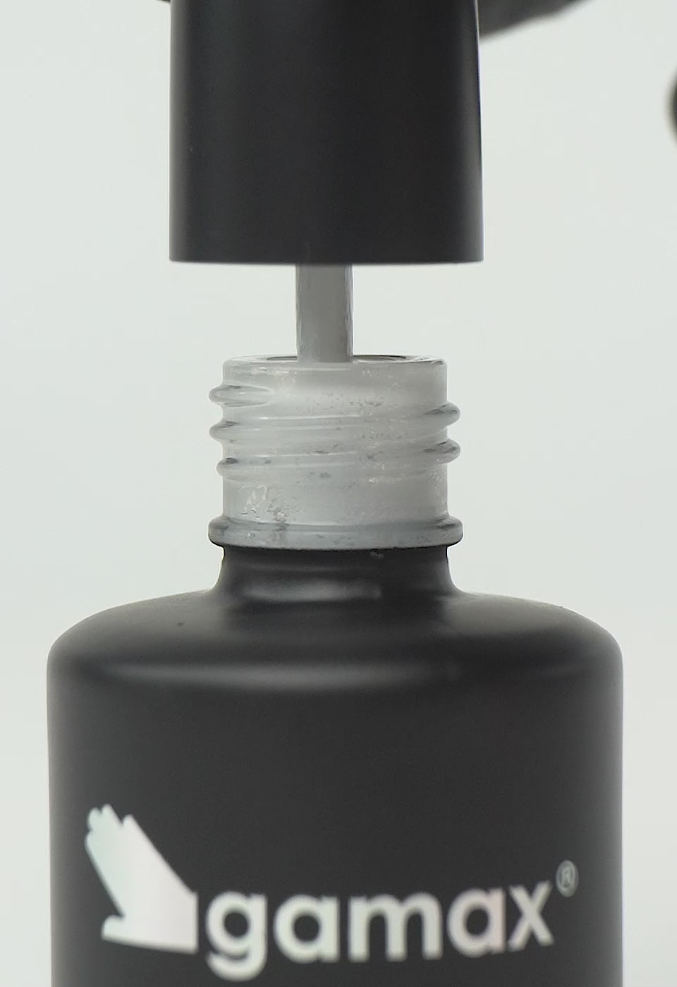 video che mostra dettaglio ravvicinato di texture, pennello e applicazione smalto semipermanente colore grigio chiaro