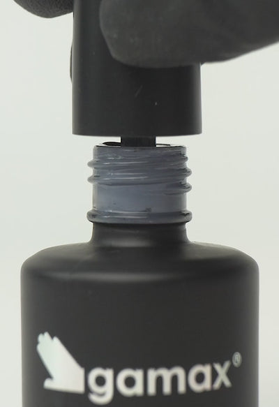 video che mostra dettaglio ravvicinato di texture, pennello e applicazione smalto semipermanente colore grigio tendente al blu