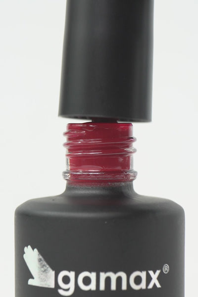 Video macro dello smalto semipermanente Desiderio color rosso rubino. Mostra il pennellino che preleva una goccia densa e lucida dal flacone, l'applicazione fluida su unghia naturale e il finish finale ultra brillante, coprente e liscio effetto vetro