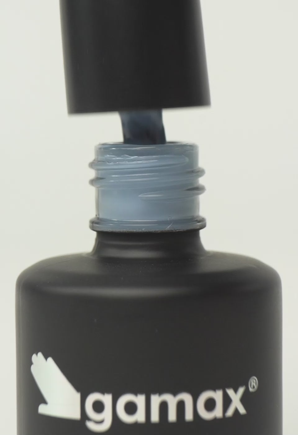 video che mostra dettaglio ravvicinato di texture, pennello e applicazione smalto semipermanente colore celeste