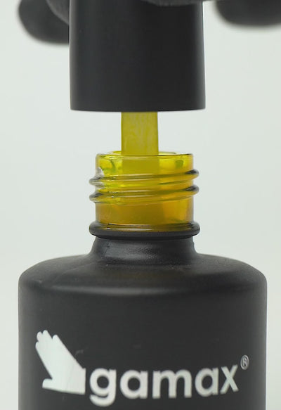 video che mostra dettaglio ravvicinato di texture, pennello e applicazione smalto semipermanente colore giallo