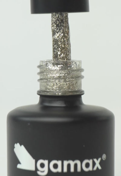 video che mostra dettaglio ravvicinato di texture, pennello e applicazione smalto semipermanente colore dorato glitter vanilla