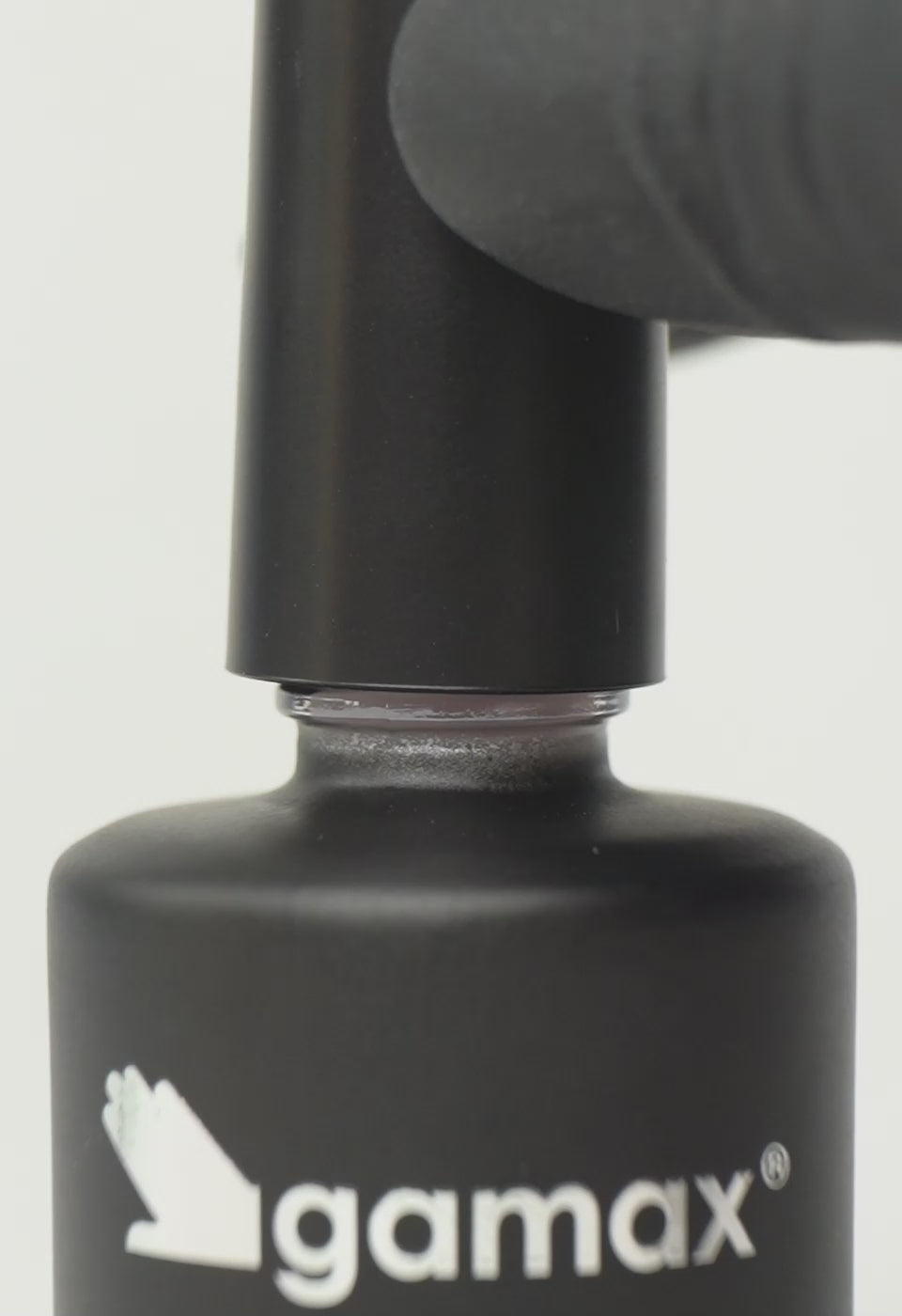 Si succedono diversi frame che mostrano il flacone nero contenente l'acrygel liquido rosa soft di Gamax, la texture dello smalto e infine un'unghia su cui viene applicato il prodotto