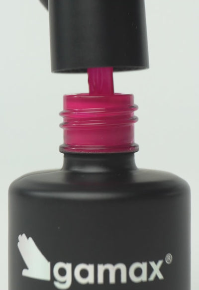 video che mostra dettaglio ravvicinato di texture, pennello e applicazione smalto semipermanente colore fucsia