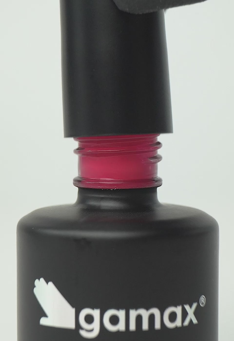 video che mostra dettaglio ravvicinato di texture, pennello e applicazione smalto semipermanente colore fucsia scuro