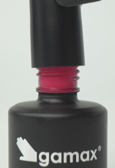 video che mostra dettaglio ravvicinato di texture, pennello e applicazione smalto semipermanente colore fucsia scuro