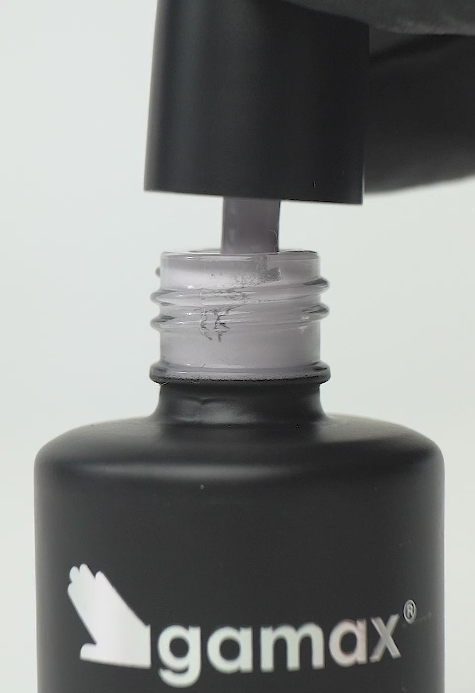 video che mostra dettaglio ravvicinato di texture, pennello e applicazione smalto semipermanente colore lilla