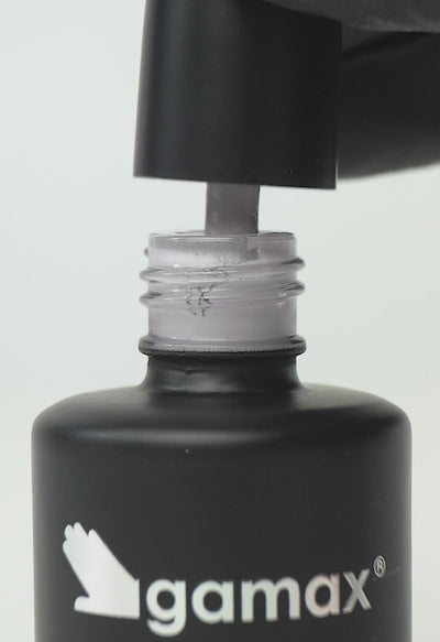 video che mostra dettaglio ravvicinato di texture, pennello e applicazione smalto semipermanente colore lilla