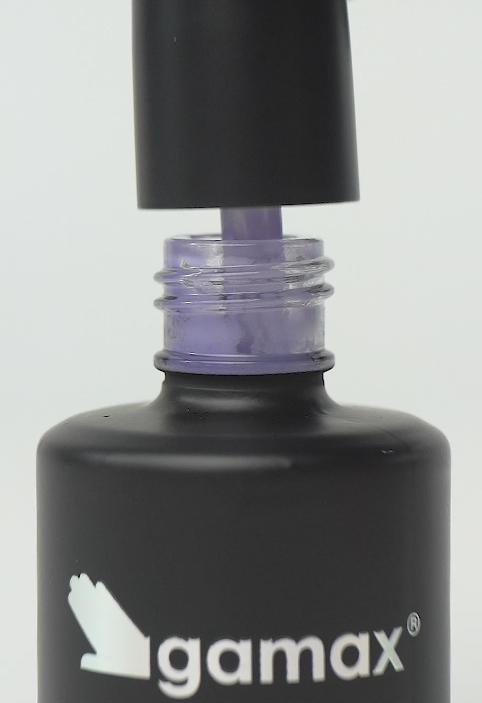 video che mostra dettaglio ravvicinato di texture, pennello e applicazione smalto semipermanente colore lavanda