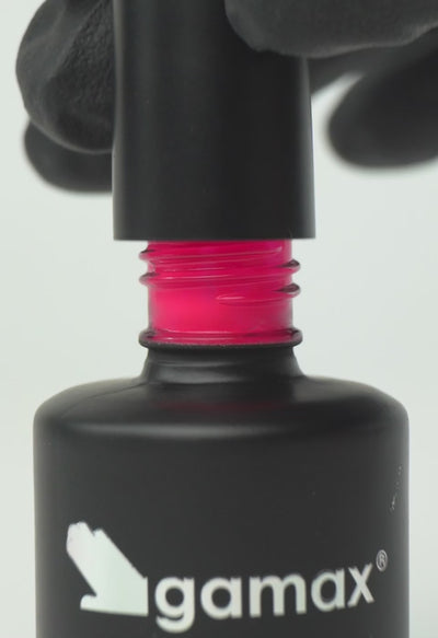 video che mostra dettaglio ravvicinato di texture, pennello e applicazione smalto semipermanente colore fucisa fluo