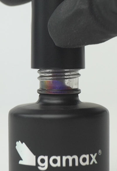 video che mostra dettaglio ravvicinato di texture, pennello e applicazione smalto semipermanente colore indaco cat eye