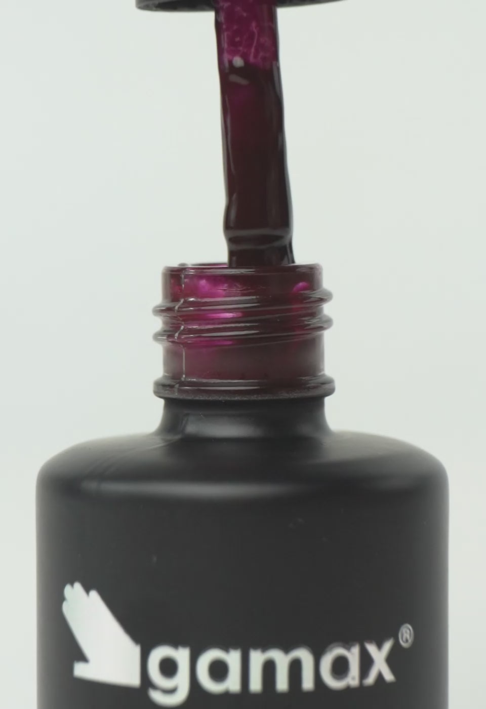 video che mostra dettaglio ravvicinato di texture, pennello e applicazione smalto semipermanente colore bordeaux