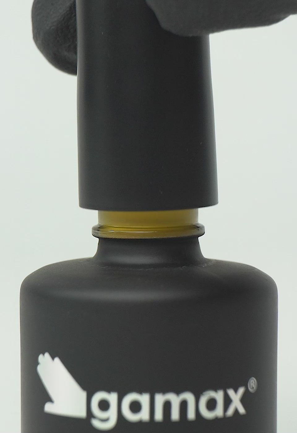 video che mostra dettaglio ravvicinato di texture, pennello e applicazione smalto semipermanente colore giallo maracuja