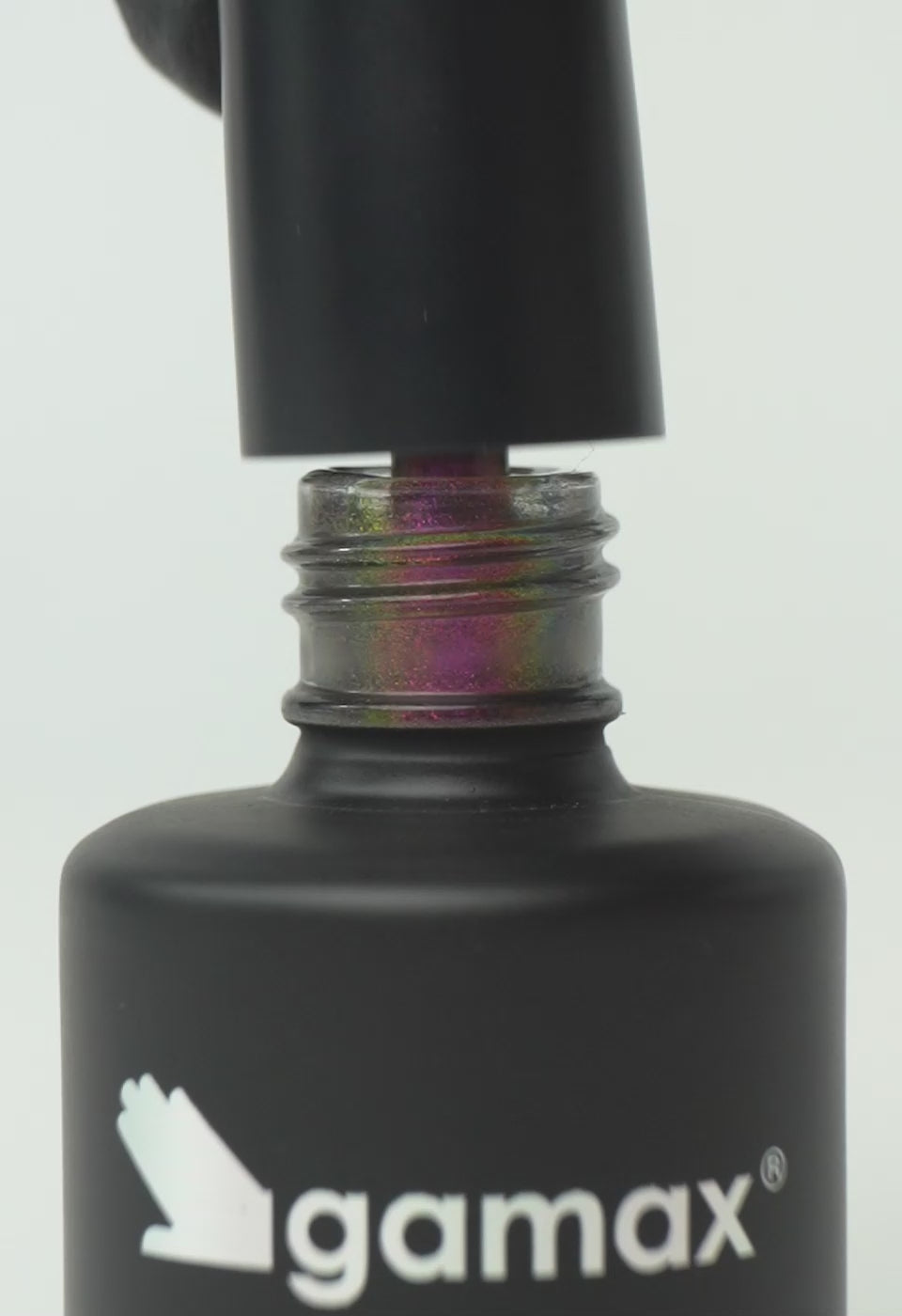 video che mostra dettaglio ravvicinato di texture, pennello e applicazione smalto semipermanente colore fucsia cat eye