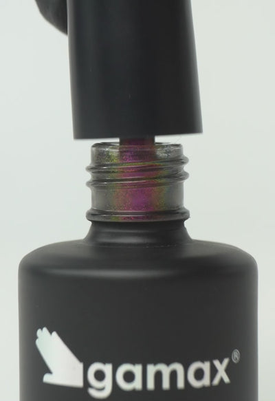 video che mostra dettaglio ravvicinato di texture, pennello e applicazione smalto semipermanente colore fucsia cat eye