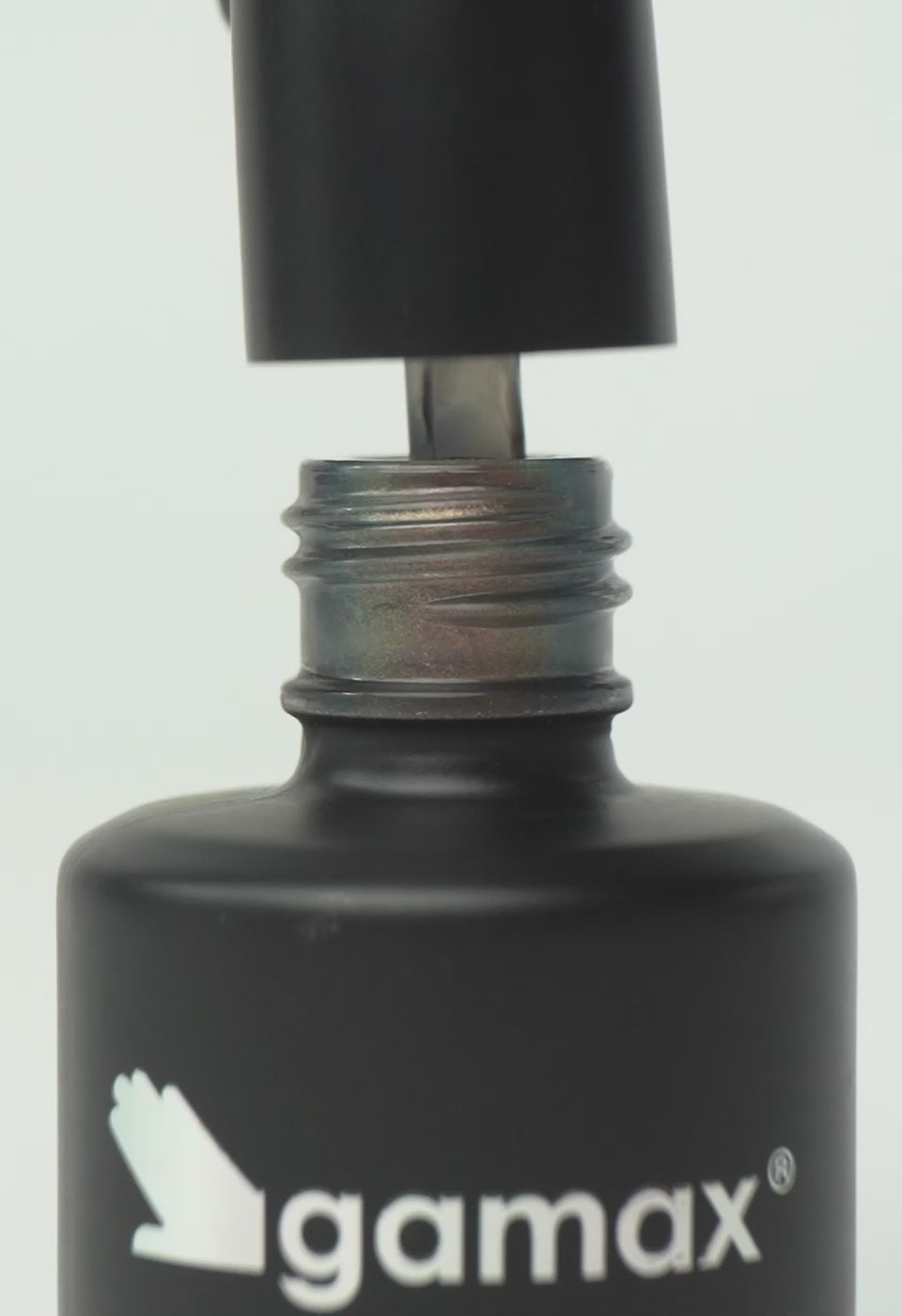 video che mostra dettaglio ravvicinato di texture, pennello e applicazione smalto semipermanente colore bronzo metallizzato