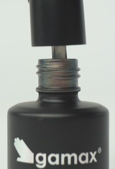 video che mostra dettaglio ravvicinato di texture, pennello e applicazione smalto semipermanente colore bronzo metallizzato