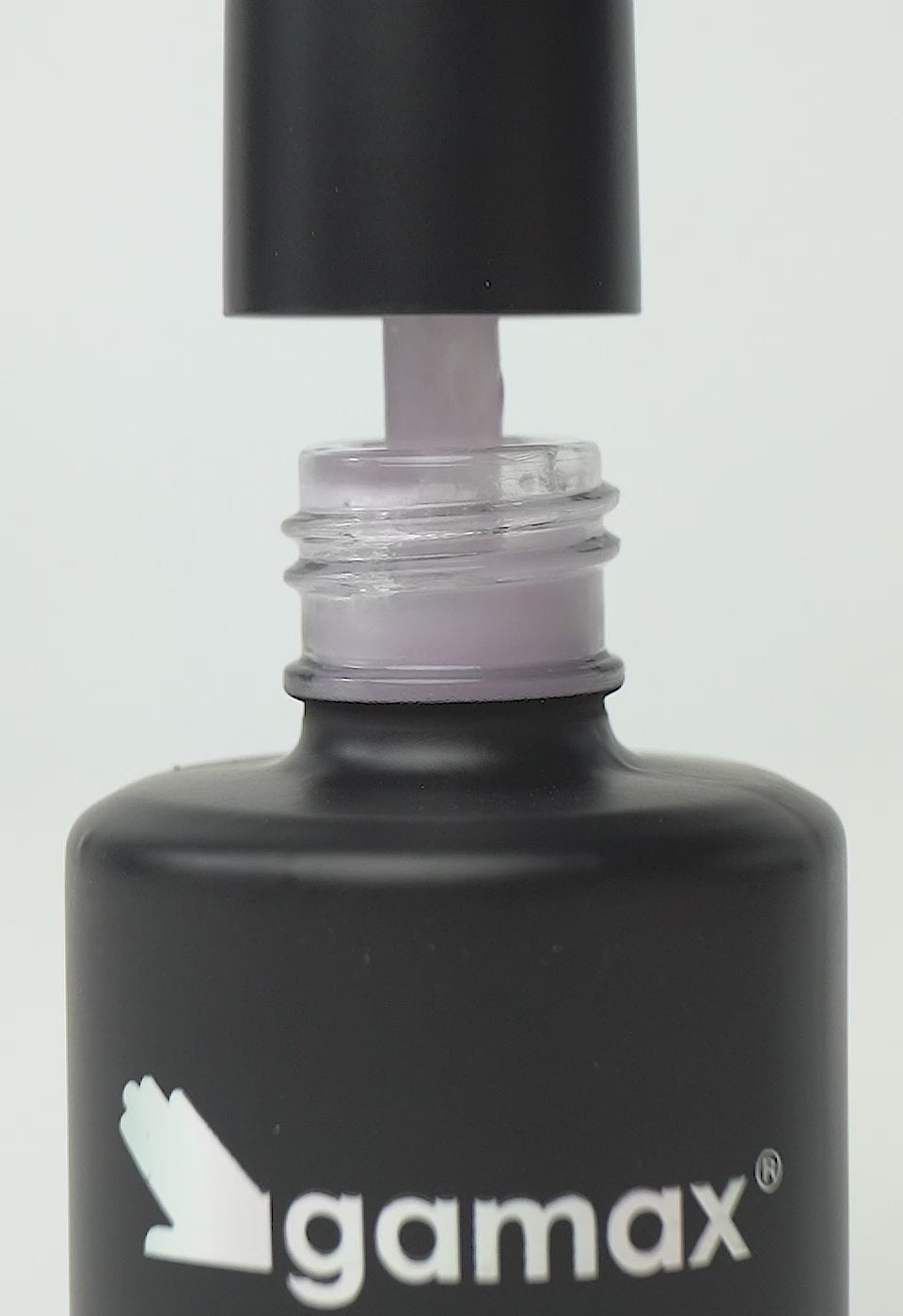 video che mostra dettaglio ravvicinato di texture, pennello e applicazione smalto semipermanente colore magnolia