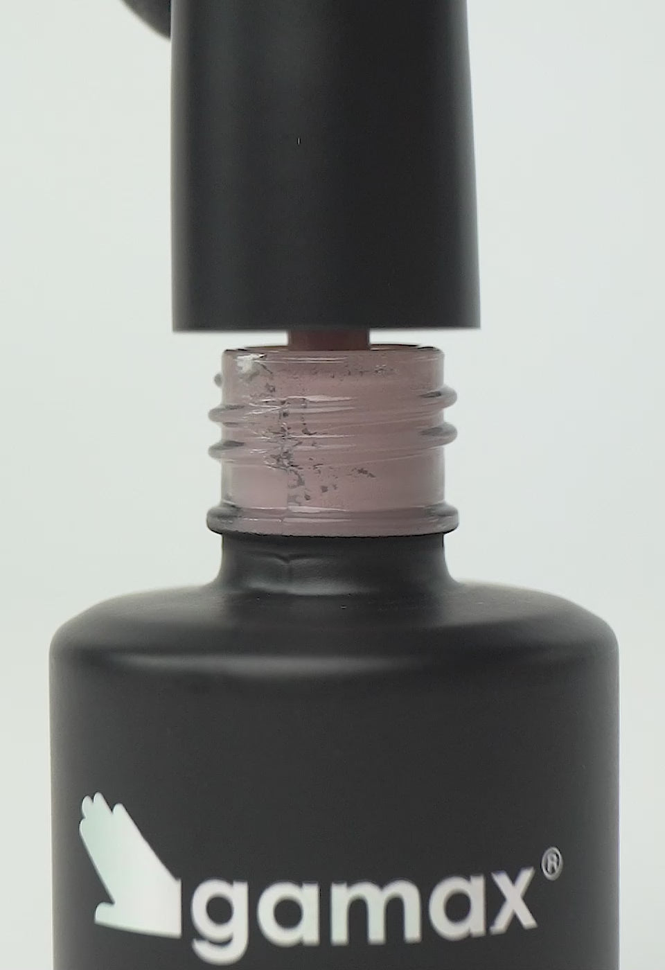 video che mostra dettaglio ravvicinato di texture, pennello e applicazione smalto semipermanente colore malva