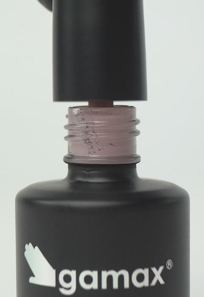 video che mostra dettaglio ravvicinato di texture, pennello e applicazione smalto semipermanente colore malva