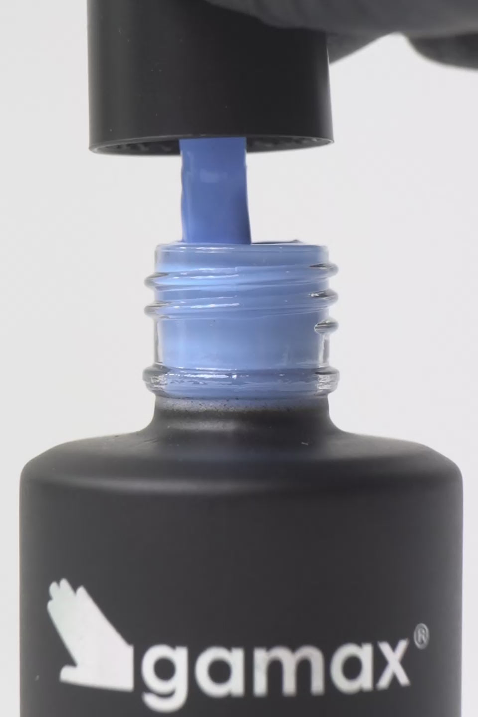 Breve video dimostrativo dell'applicazione di uno smalto semipermanente color blu. Sequenza di scene: il pennellino viene estratto dal flacone Gamax lasciando gocciolare il prodotto, viene immerso nella boccetta mostrando la texture fluida e infine stende lo smalto con precisione sulla superficie di un'unghia, lasciando una finitura lucida e uniforme.