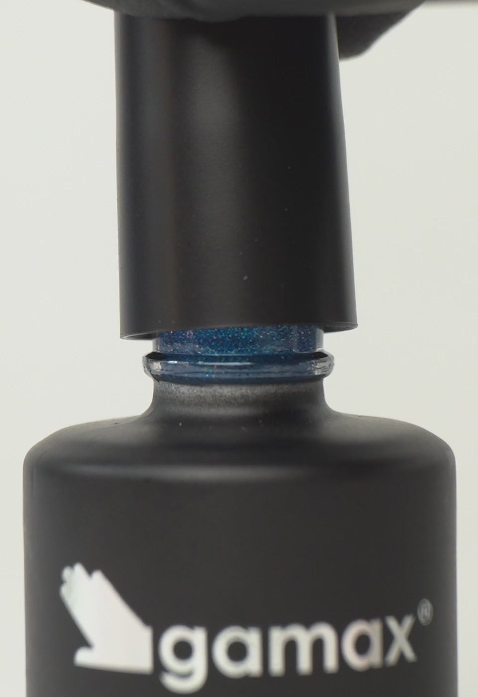 Si succedono diversi frame che mostrano il flacone nero contenente lo smalto semipermanente fizzy blue glitterato di Gamax, la texture dello smalto e infine un'unghia su cui viene applicato il prodotto