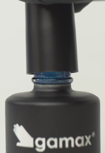 Si succedono diversi frame che mostrano il flacone nero contenente lo smalto semipermanente fizzy blue glitterato di Gamax, la texture dello smalto e infine un'unghia su cui viene applicato il prodotto
