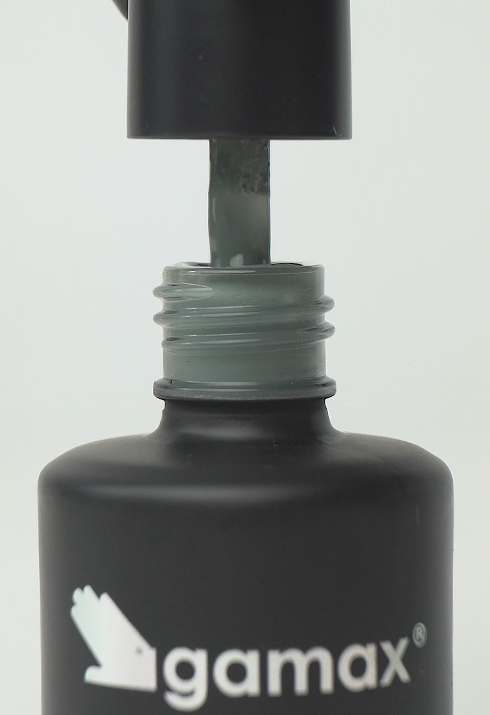 video che mostra dettaglio ravvicinato di texture, pennello e applicazione smalto semipermanente colore grigio scuro