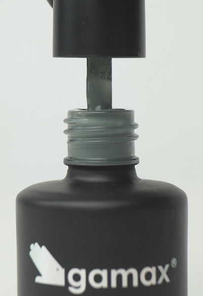 video che mostra dettaglio ravvicinato di texture, pennello e applicazione smalto semipermanente colore grigio scuro