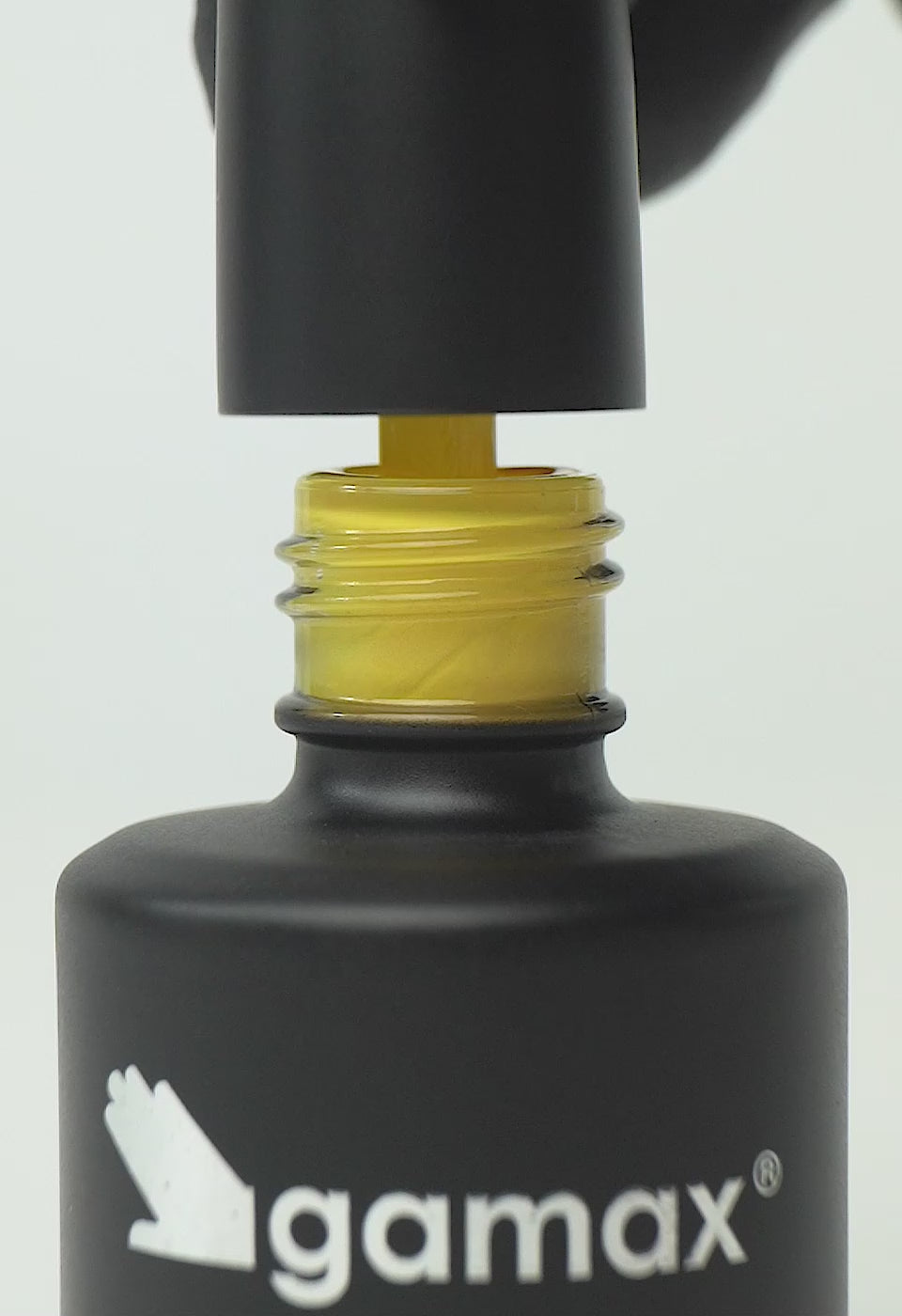 video che mostra dettaglio ravvicinato di texture, pennello e applicazione smalto semipermanente colore giallo senape