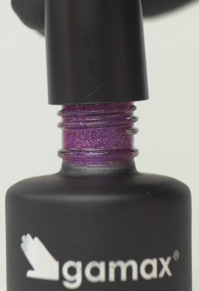 Si succedono diversi frame che mostrano il flacone nero contenente lo smalto semipermanente purple pop glitterato di Gamax, la texture dello smalto e infine un'unghia su cui viene applicato il prodotto
