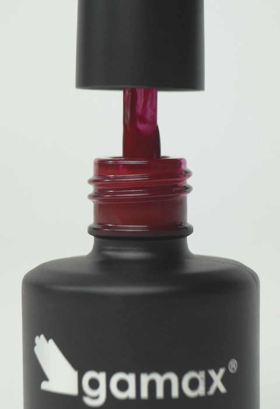 video che mostra dettaglio ravvicinato di texture, pennello e applicazione smalto semipermanente colore bordeaux power