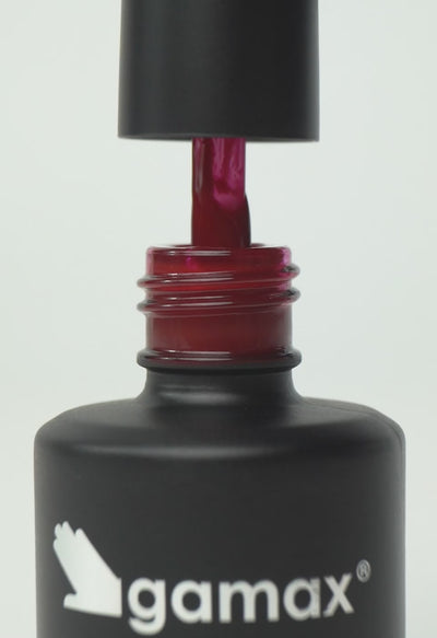 video che mostra dettaglio ravvicinato di texture, pennello e applicazione smalto semipermanente colore bordeaux power