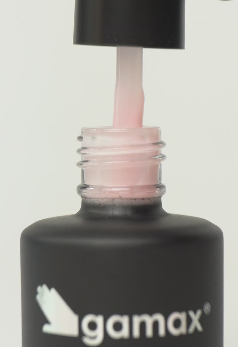 Si succedono diversi frame che mostrano il flacone nero contenente l'acrygel liquido rosa light di Gamax, la texture dello smalto e infine un'unghia su cui viene applicato il prodotto