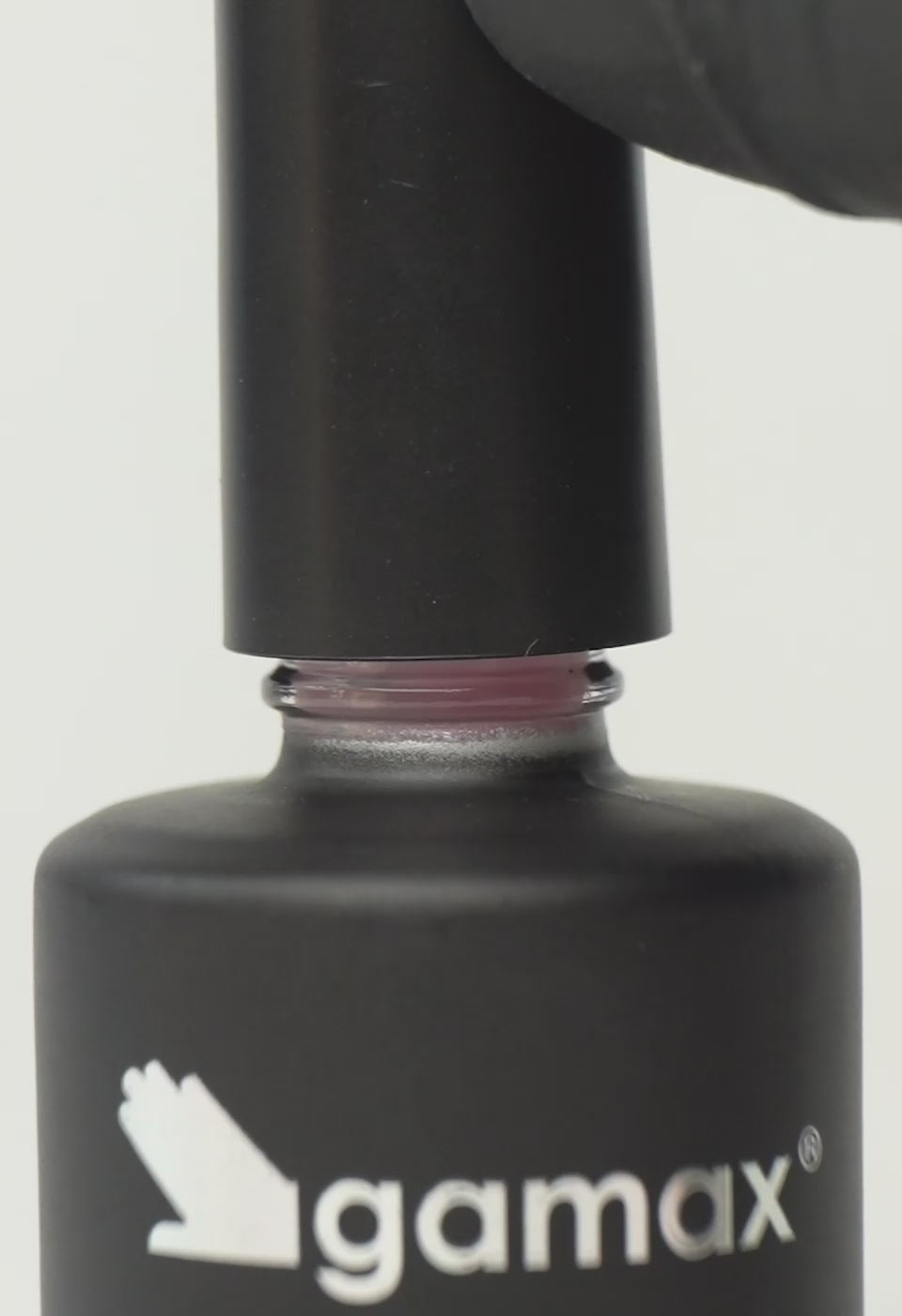 Si succedono diversi frame che mostrano il flacone nero contenente l'acrygel liquido rosa vivace di Gamax, la texture dello smalto e infine un'unghia su cui viene applicato il prodotto