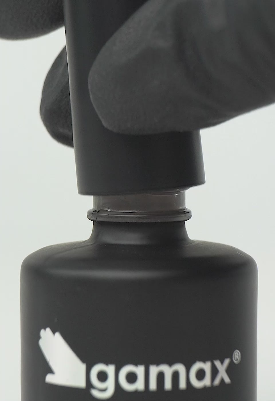 video che mostra dettaglio ravvicinato di texture, pennello e applicazione smalto semipermanente colore grigio tendente al verde