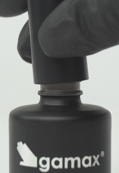 video che mostra dettaglio ravvicinato di texture, pennello e applicazione smalto semipermanente colore grigio tendente al verde