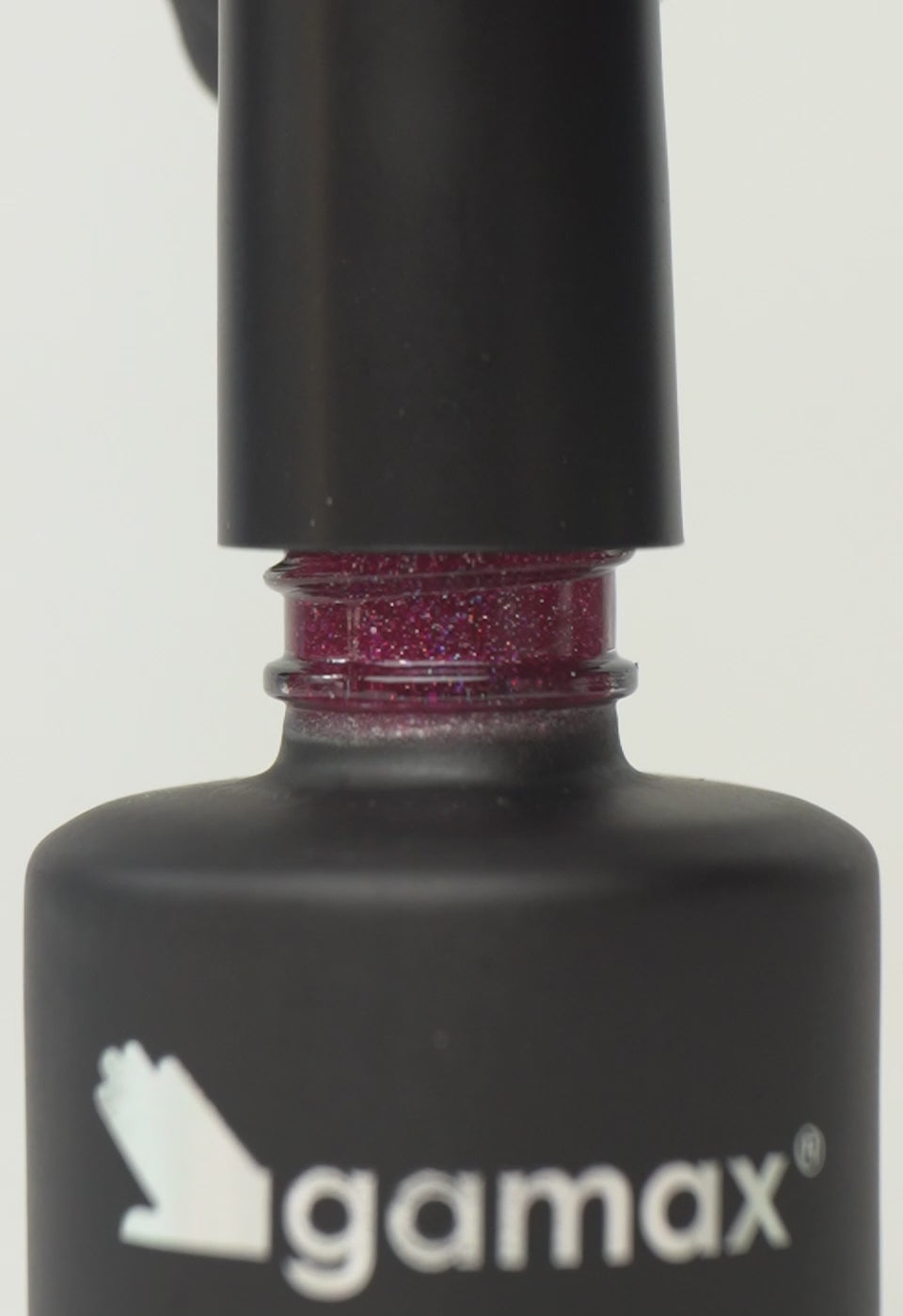 Si succedono diversi frame che mostrano il flacone nero contenente lo smalto semipermanente red glitz glitterato di Gamax, la texture dello smalto e infine un'unghia su cui viene applicato il prodotto