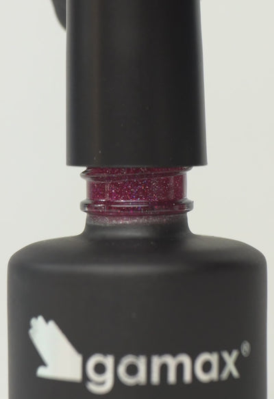Si succedono diversi frame che mostrano il flacone nero contenente lo smalto semipermanente red glitz glitterato di Gamax, la texture dello smalto e infine un'unghia su cui viene applicato il prodotto