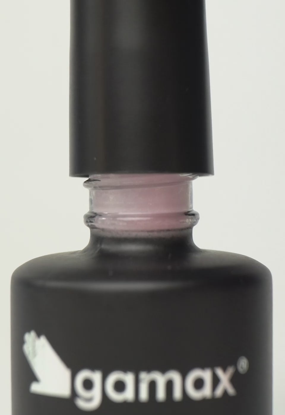 Si succedono diversi frame che mostrano il flacone nero contenente il top coat rosa perlato di Gamax, la texture dello smalto e infine un'unghia su cui viene applicato il prodotto