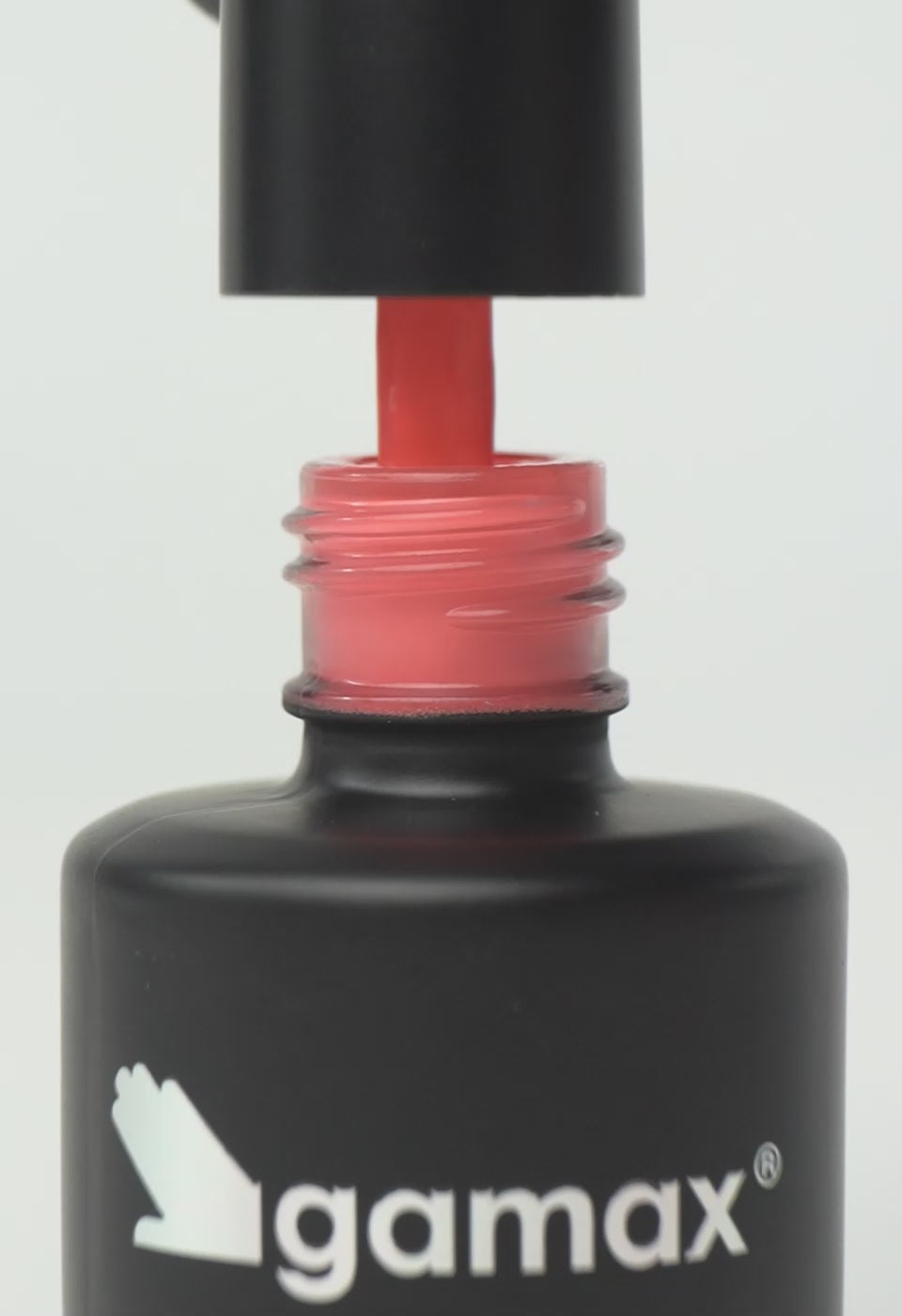 video che mostra dettaglio ravvicinato di texture, pennello e applicazione smalto semipermanente colore corallo chiaro