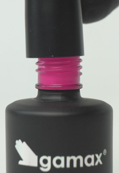 video che mostra dettaglio ravvicinato di texture, pennello e applicazione smalto semipermanente colore fucsia colorful